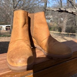 Sorel Joan of Arctic wedge Chelsea boots - size 9